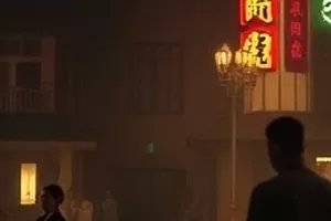 文化综艺《方言地图》采集者在老街与居民交谈画面