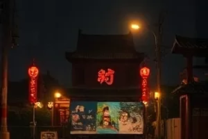 治愈剧《旧唱片店》店主整理黑胶唱片货架画面